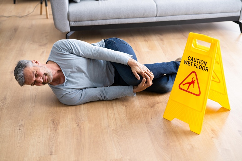 Man who slipped on wet floor